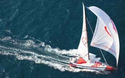 Primer velero de regatas propulsado por FC